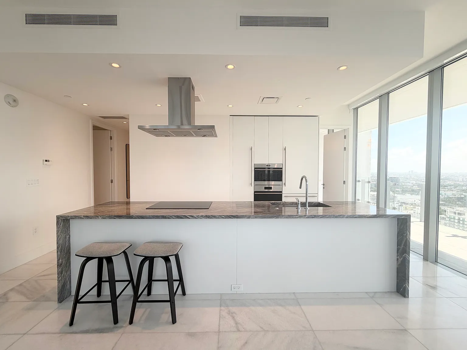 2 bed, 1105 sqft, $8,900 — Photo 3
