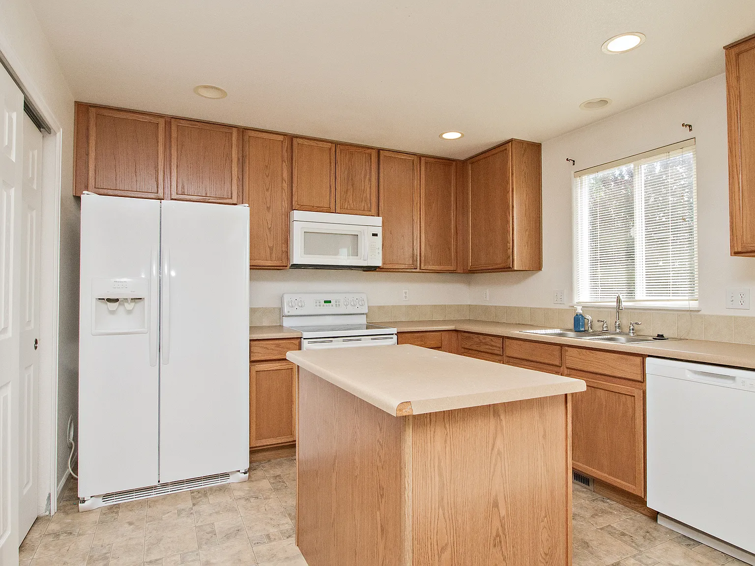 5 bed, 3.5 bath, 2918 sqft, $2,750 — Photo 4