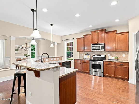 5th image of 195 Glenmoor Drive
