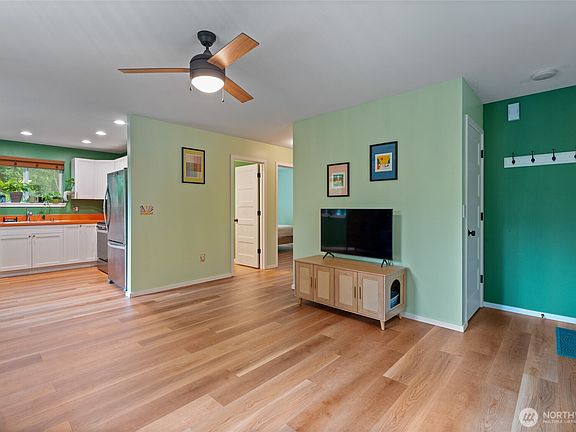 5th image of 2026 Island Drive NW