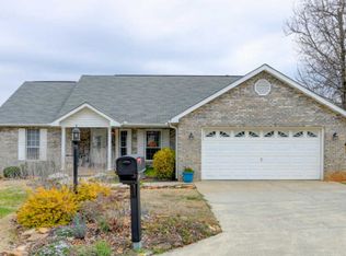 1054 Saint Johns Dr, Maryville, TN 37801