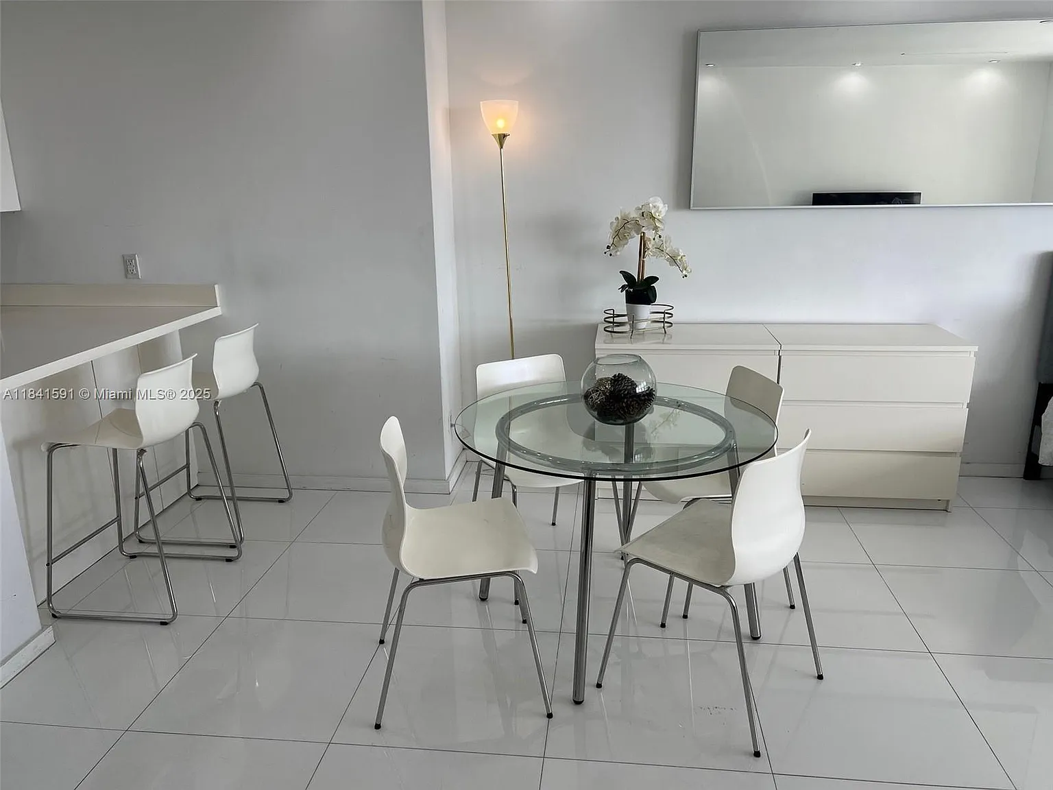 The Decoplage Condo — Photo 2