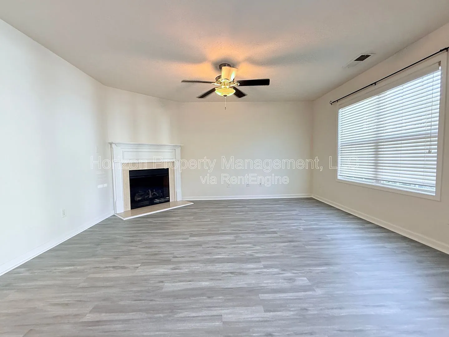 3 bed, 2.5 bath, 1336 sqft, $1,795 — Photo 2