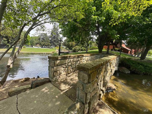 1095 N Camelot Dr, Boise, ID 83704