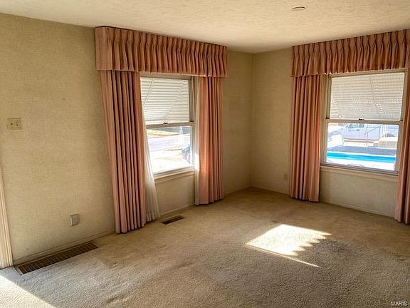 5th image of 917 Sanders Dr