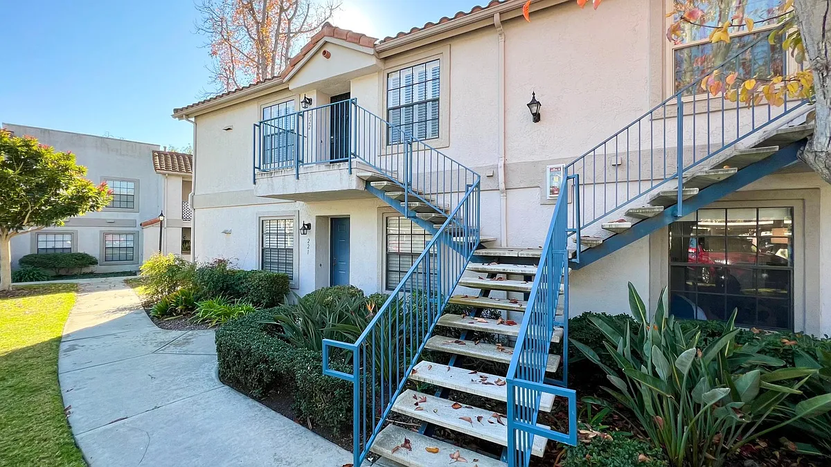 Building Photo - 10337 Azuaga St #222