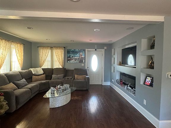 3rd image of 2427 Huntington Circle