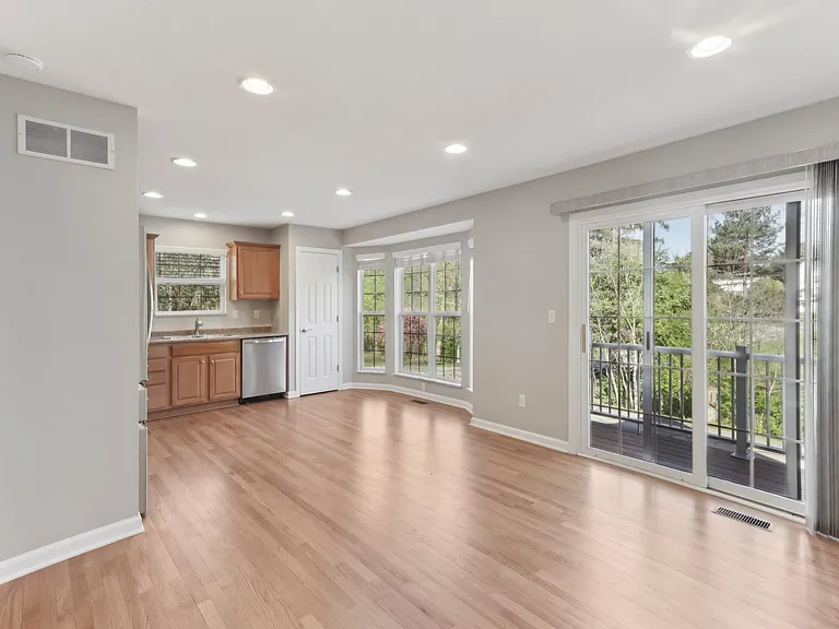 103 Lakeview Ct — Photo 4