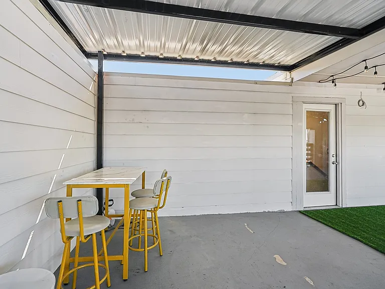 422 N Marlborough Ave — Photo 24