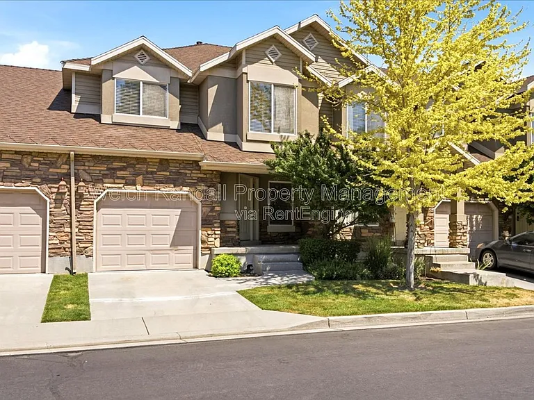 672 E Clearwater Dr N — Photo 2