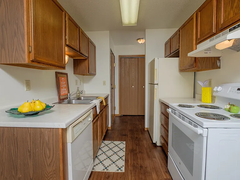 Fargo, ND Sargent Apartments | Kitchen