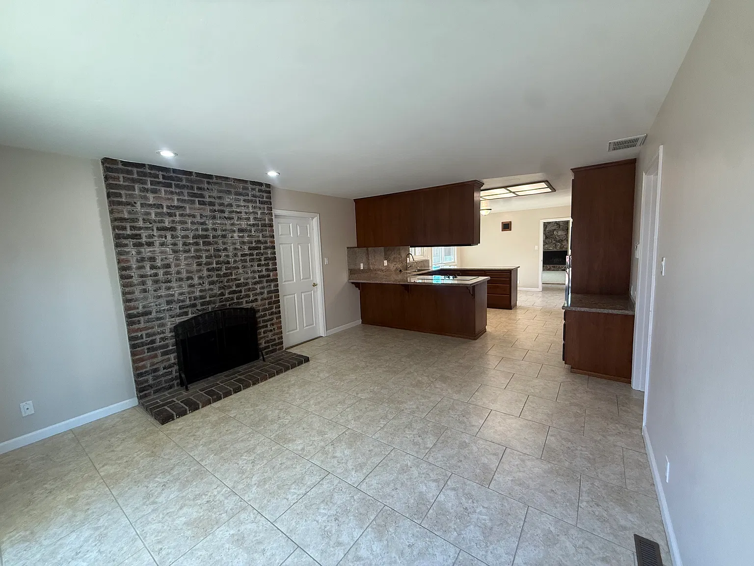 4 bed, 1660 sqft, $4,800 — Photo 3