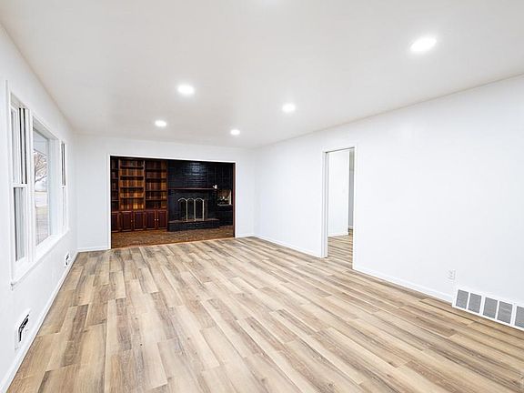 2nd image of 909 Alexander Cir