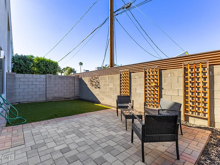 2740 E Roma Ave — Photo 42