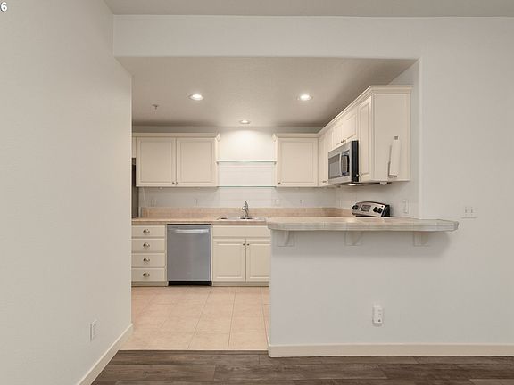 5th image of 654 NE Newstead Ln