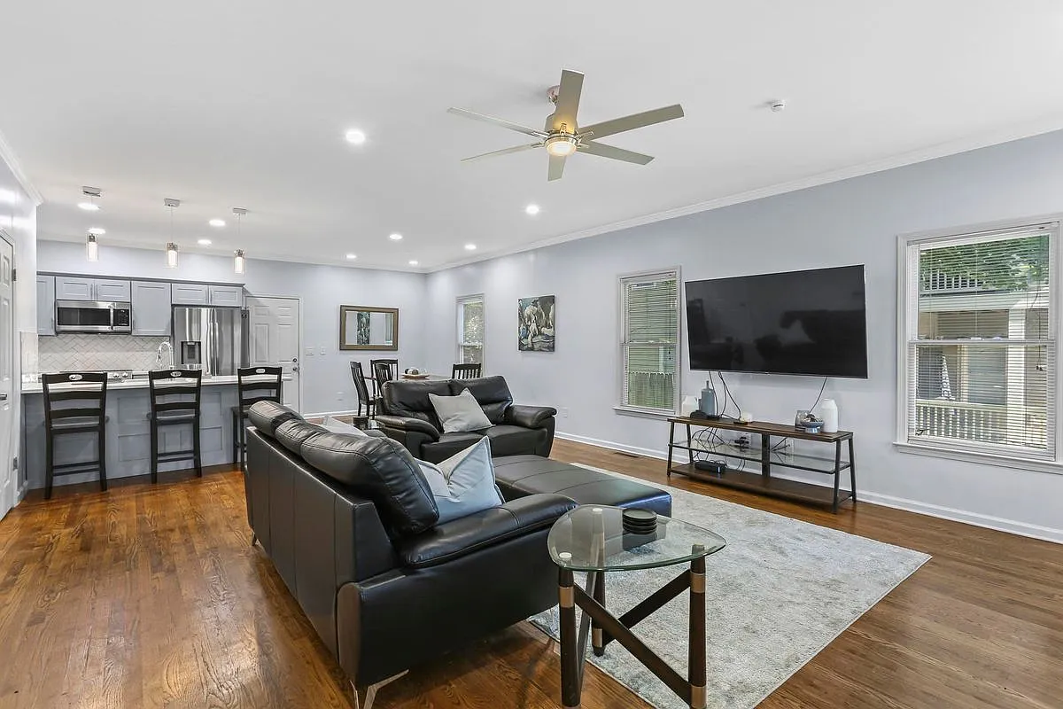 3 bed, 2.5 bath, 2070 sqft, $2,650 — Photo 1