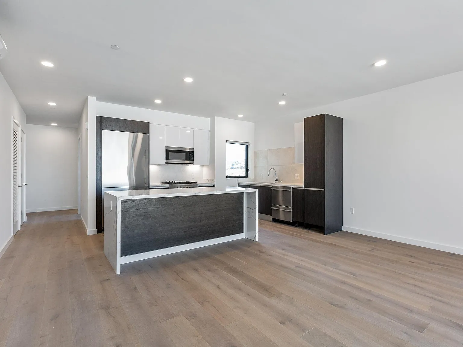 2 bed, 1271 sqft, $5,295 — Photo 2