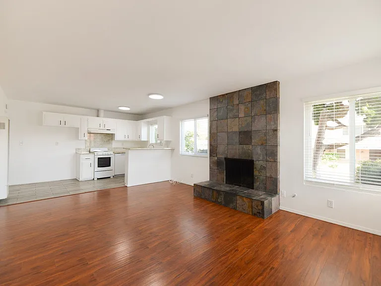 1202 Buena Vista — Photo 3