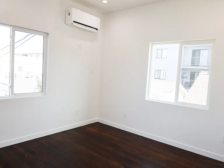1037 Gladys Ave — Photo 4