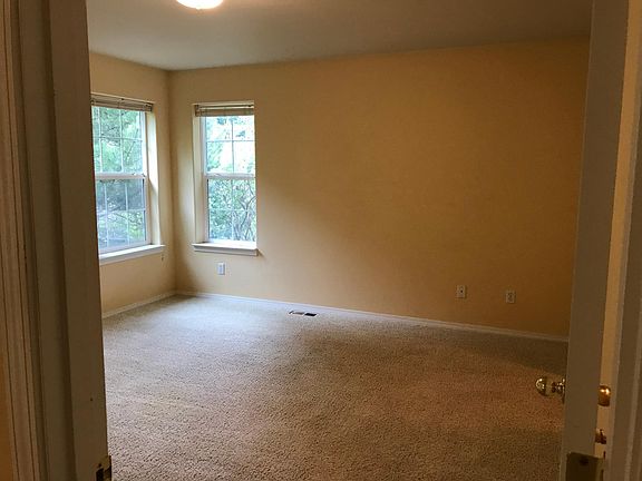 4th image of 2558 NE 33rd St