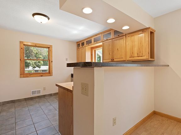 Kitchen with snackledge