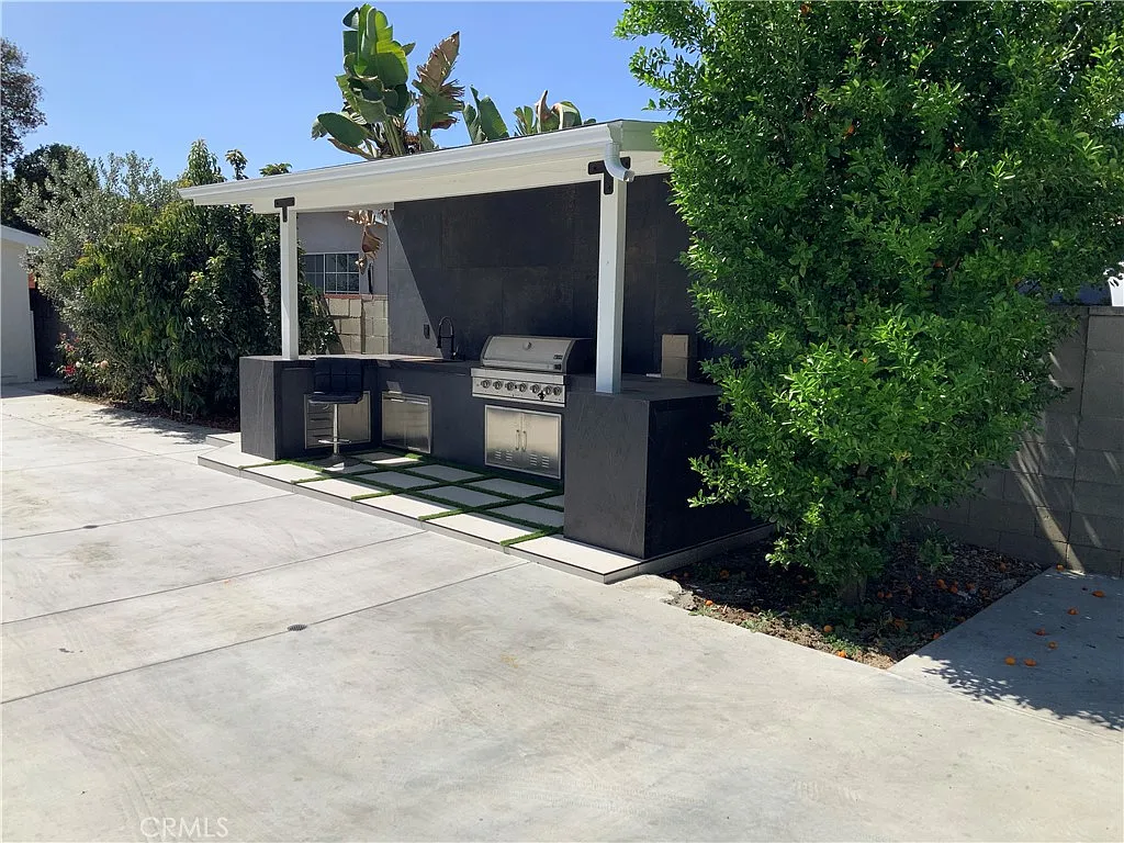 2 bed, 710 sqft, $2,995 — Photo 3