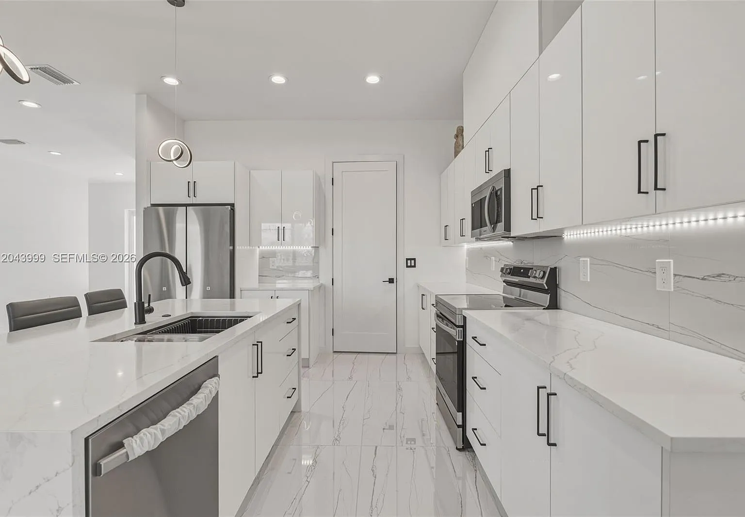 3 bed, 4.0 bath, 1999 sqft, $2,800 — Photo 3