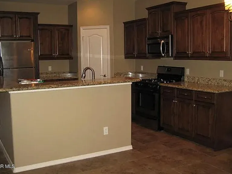545 Green Village Ct #B — Photo 3
