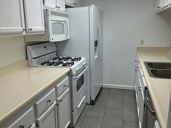 3rd image of 3420 Barham Blvd #8