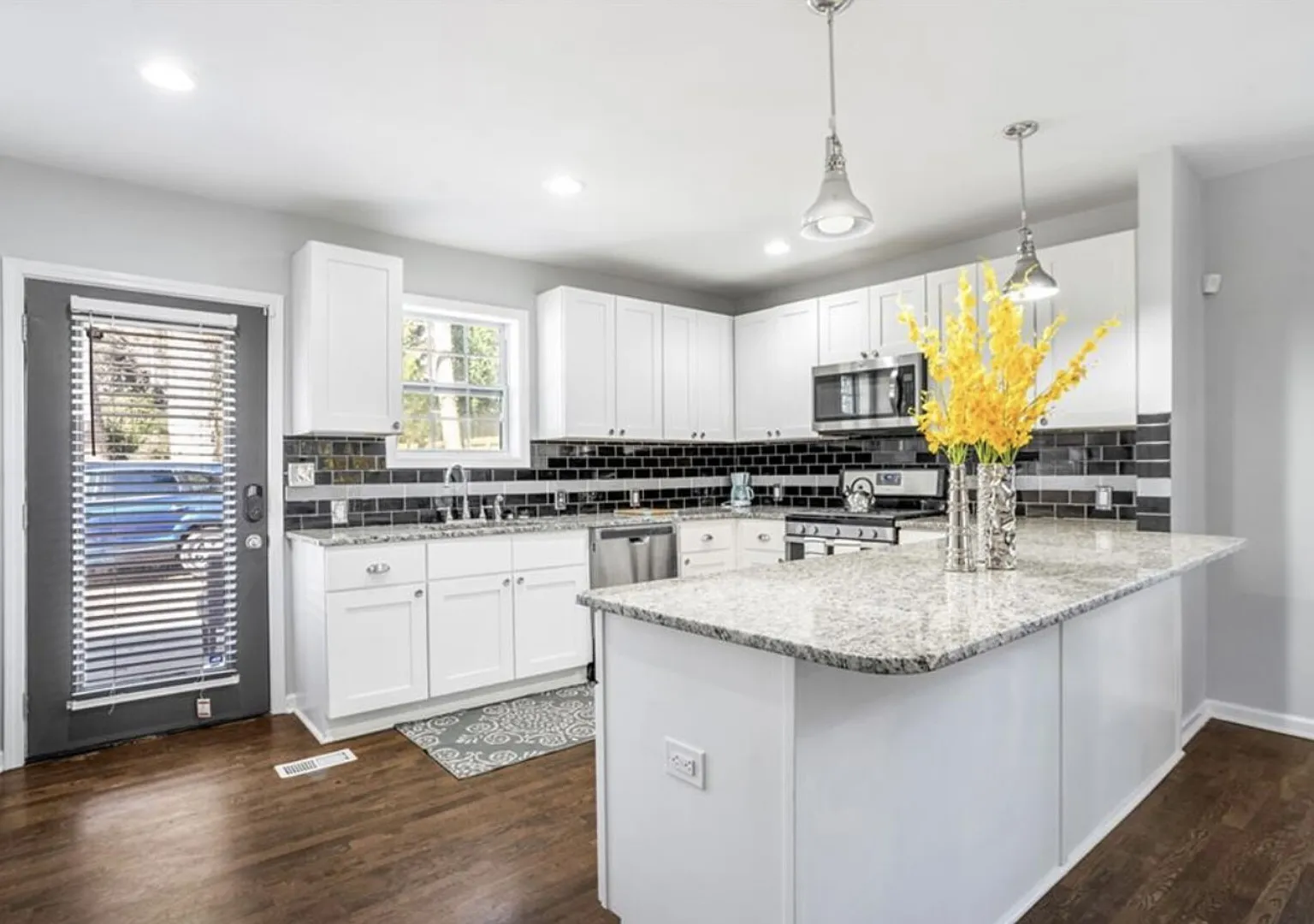 Cheerful 3 Bedroom Home with a Beautiful Backyard Fire-pit — Photo 4