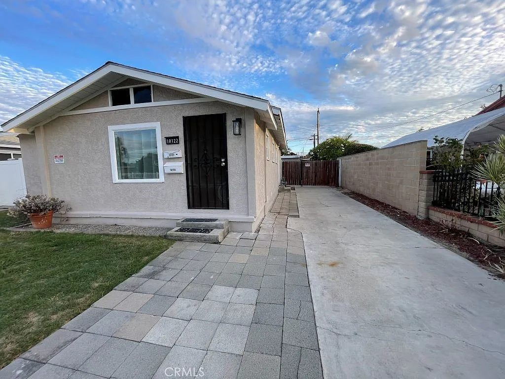 2 bed, 950 sqft, $3,200 — Photo 2