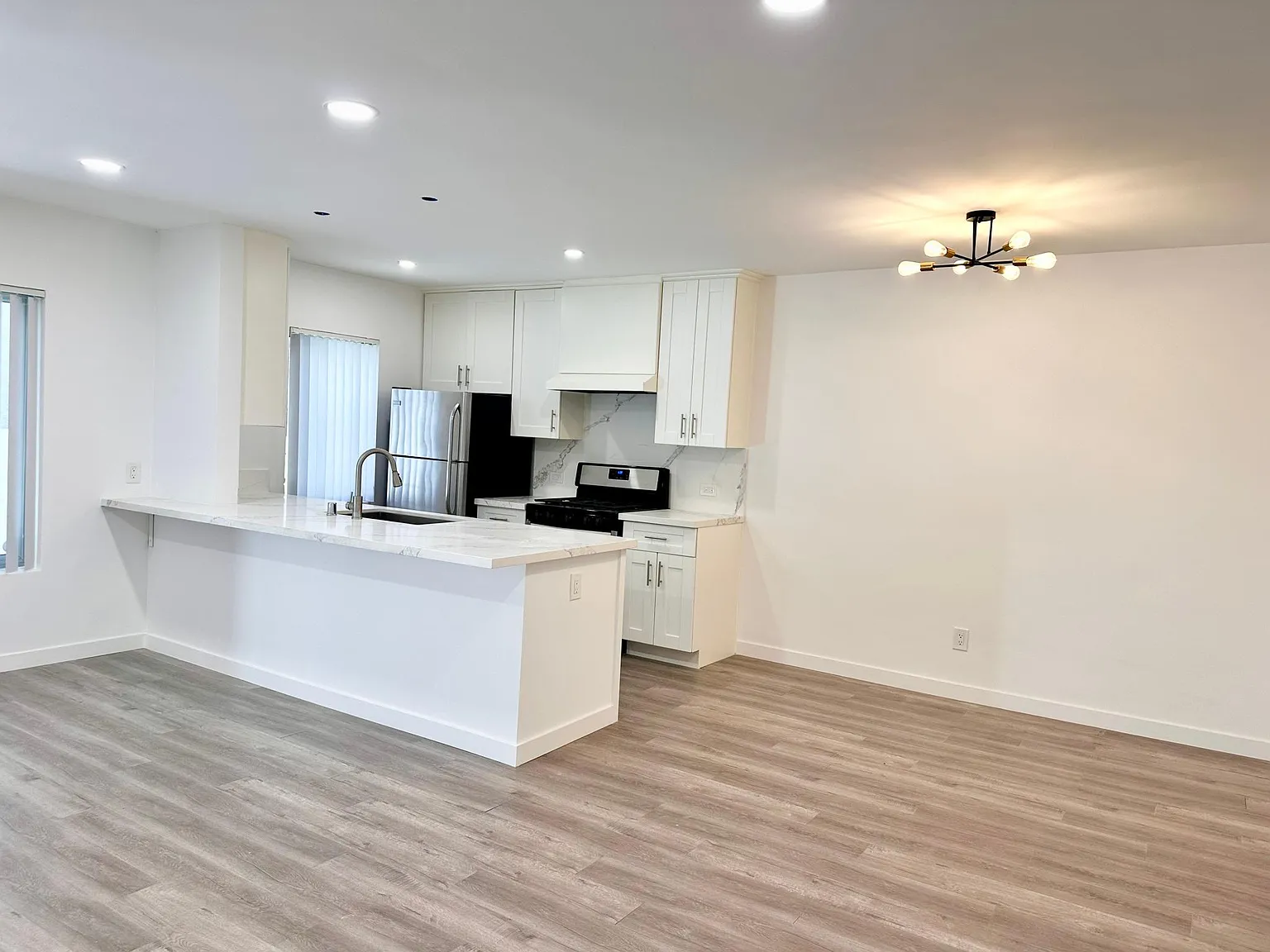 1638 Granville Ave — Photo 4