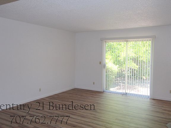 5th image of 917 Holly Ln