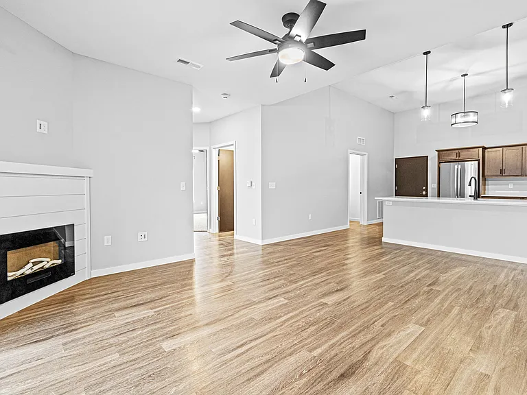 Spring Rose Cir — Photo 46
