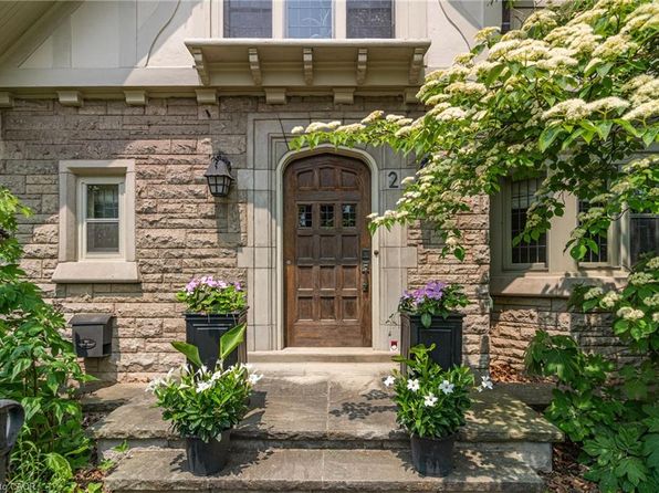 2 Oak Knoll Dr, Hamilton, ON L8S 4C3
