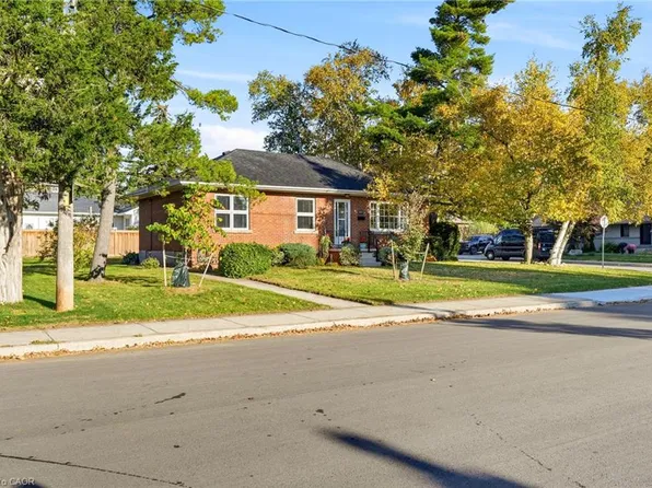 2117 Maplewood Dr, Burlington, ON L7R 2C6