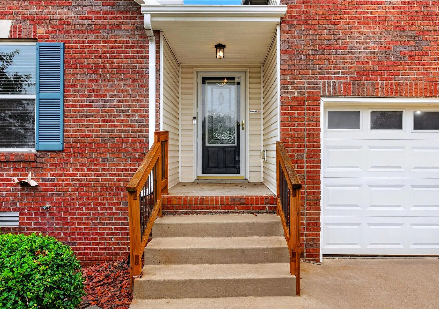 Three Bedroom with Bonus! — Photo 4