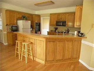 3rd image of 907 Greenway Dr