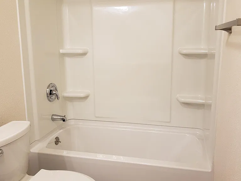 252 NE Kane Dr — Photo 5