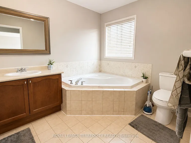1215 Wadebridge Cres #UPPER — Photo 12