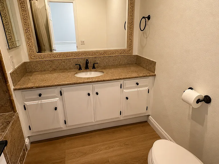 UPSTAIRS BATHROOM