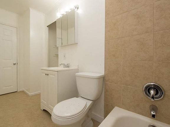 5th image of 1600 Azalea Dr