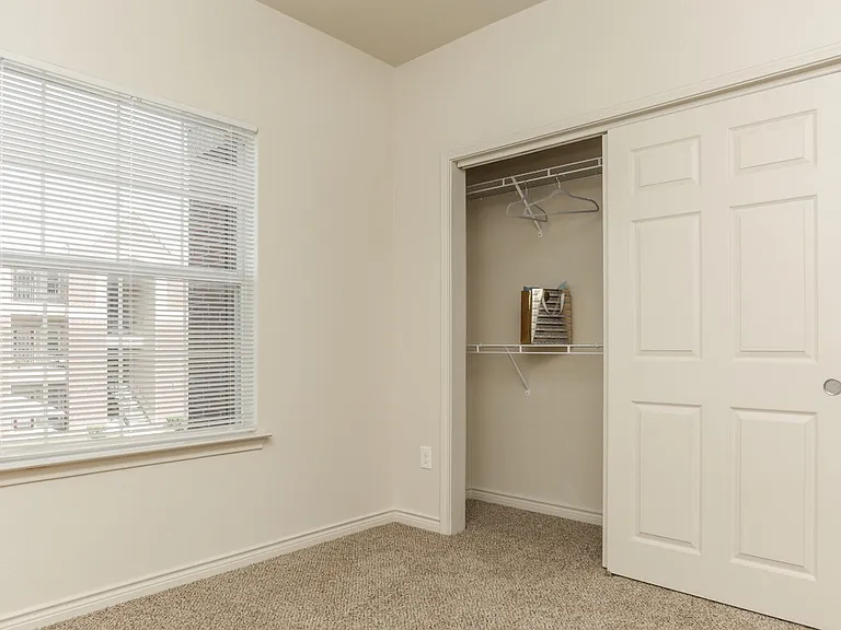 Woodlawn Ranch Apartments — Photo 9