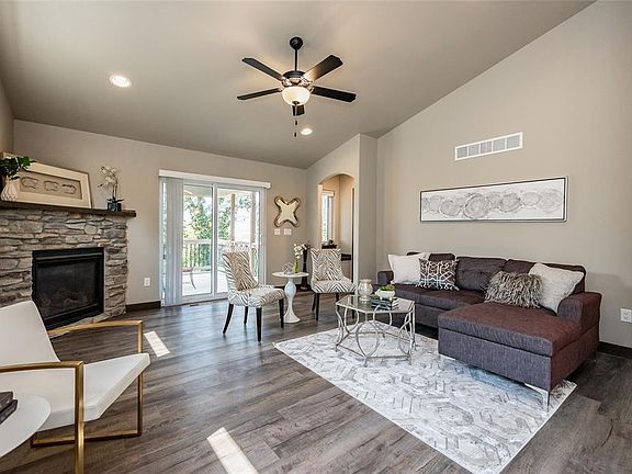2nd image of 1301 Creekside Dr