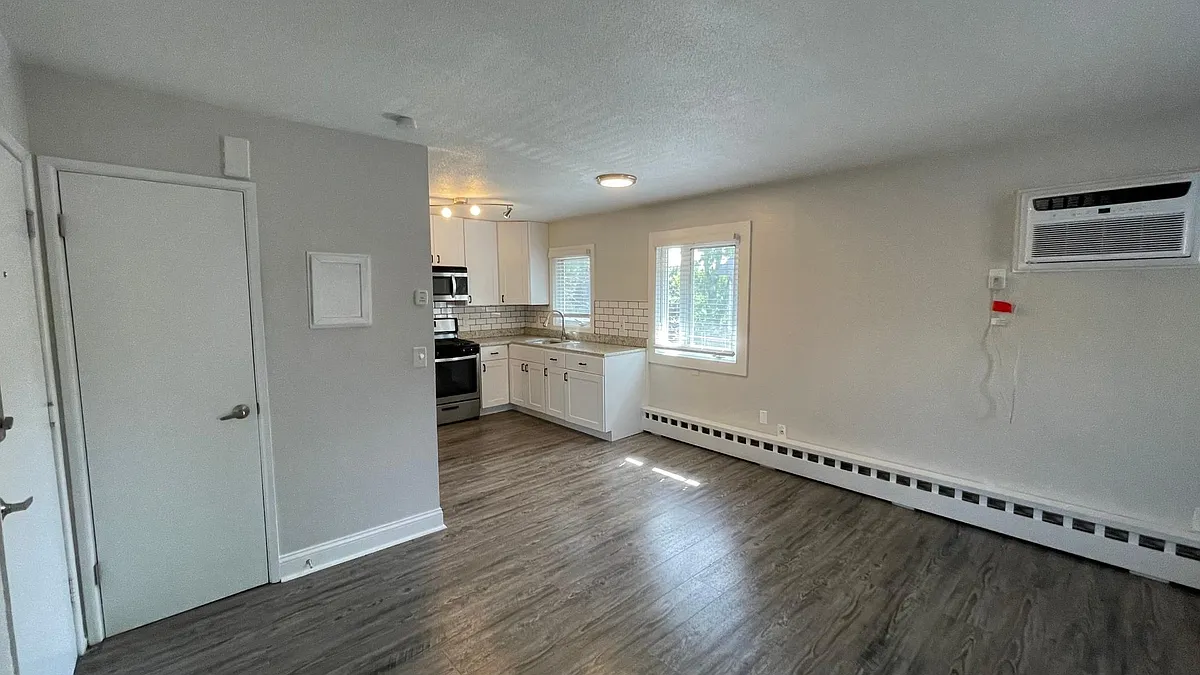 Building Photo - 689 Lowry Ave NE #9
