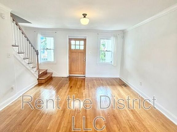 2nd image of 1910 D St NE