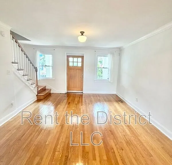 1910 D St NE — Photo 2