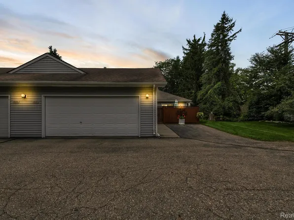 9450 Marina Dr, White Lake, MI 48386