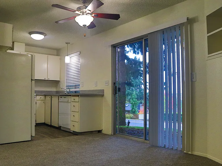 Kitchen/Dining/Slider