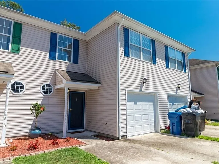 612 Barberton Dr — Photo 2